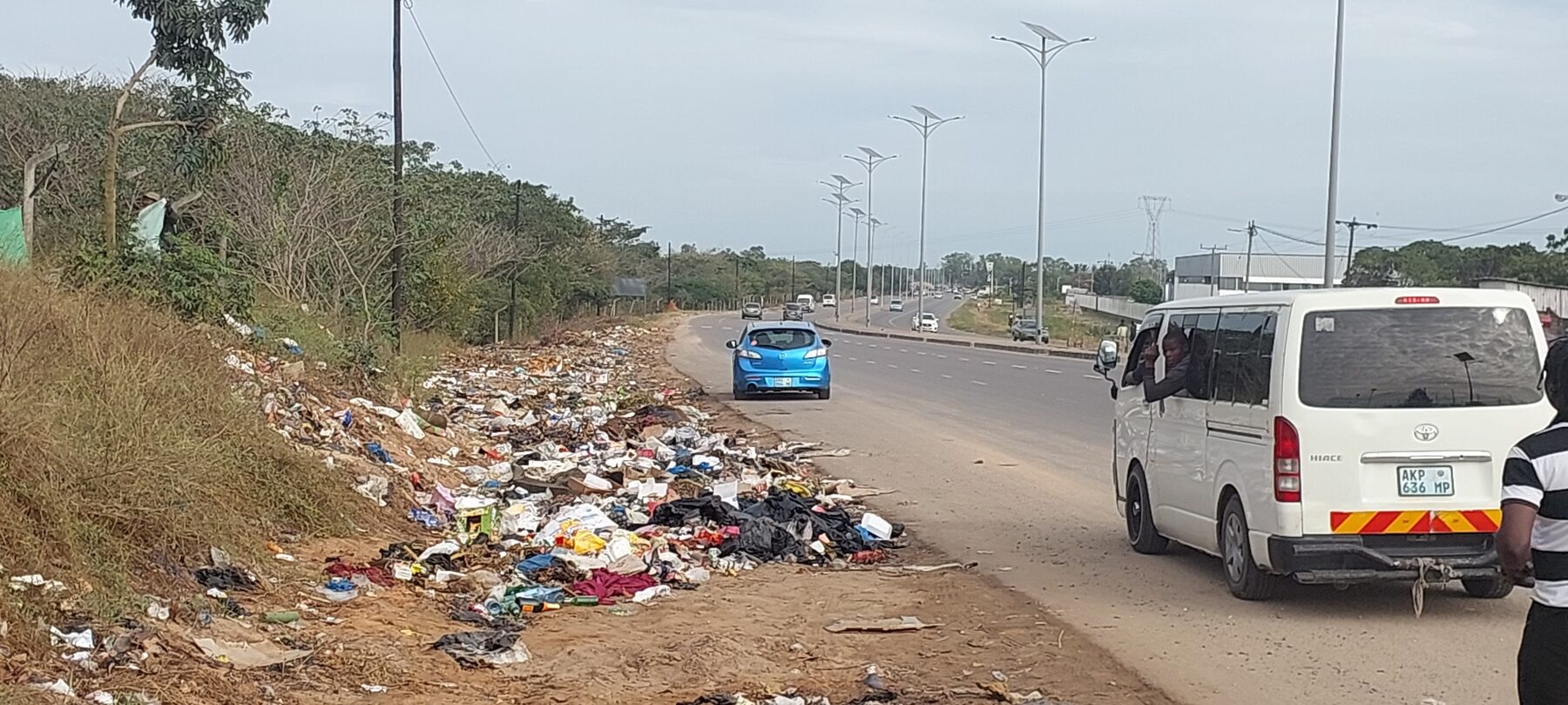 Resíduos sólidos acumulados junto à estrada