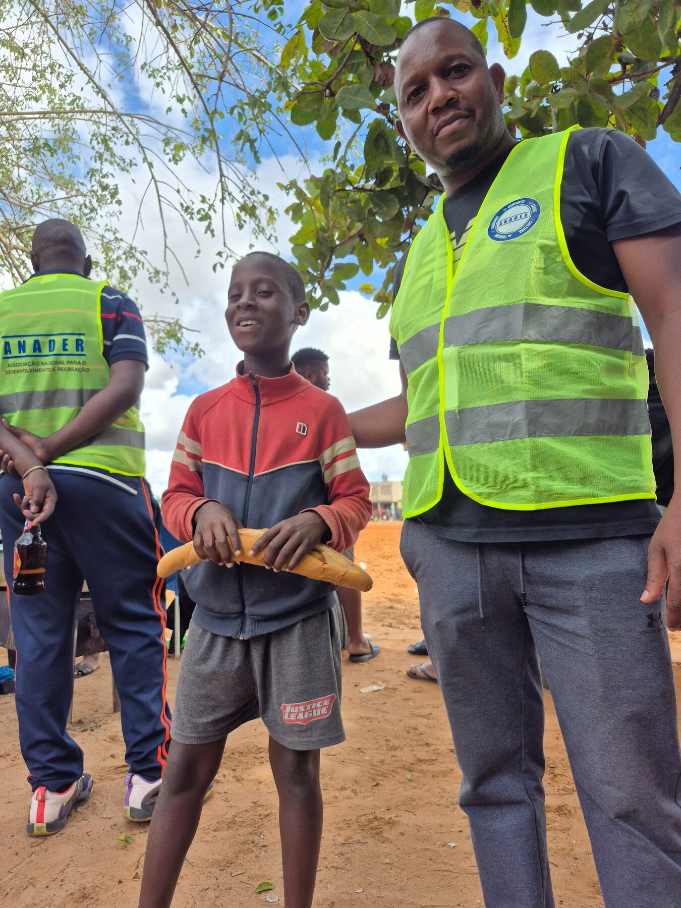 Voluntário da ANADER com uma criança